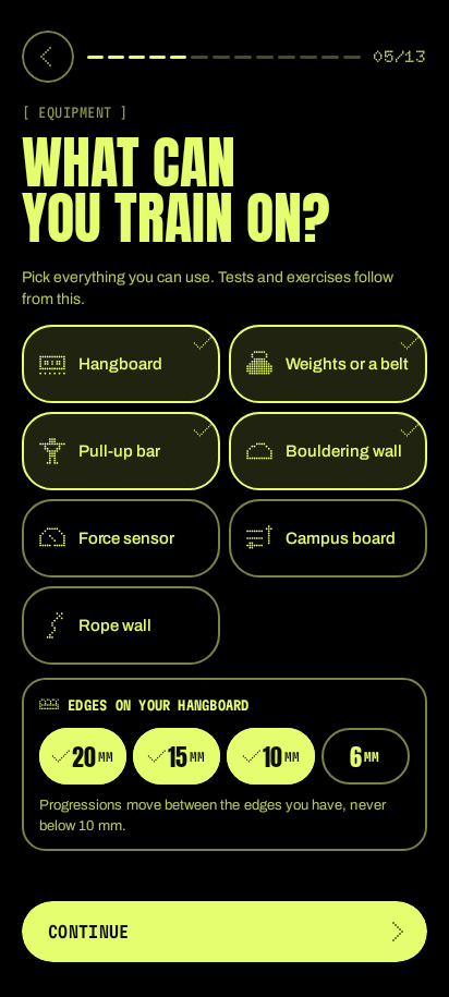 The app's equipment step: hangboard, weights, pull-up bar, bouldering wall, force sensor, campus board and rope wall, with the hangboard's edge depths.